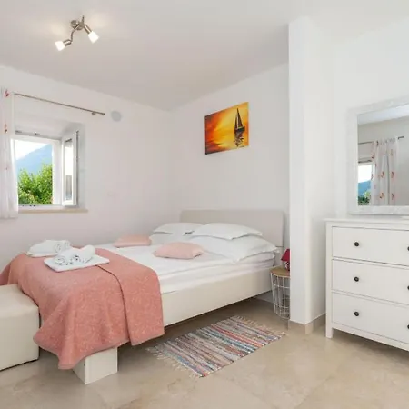 Cypress Paradise By Guide * Zastolje