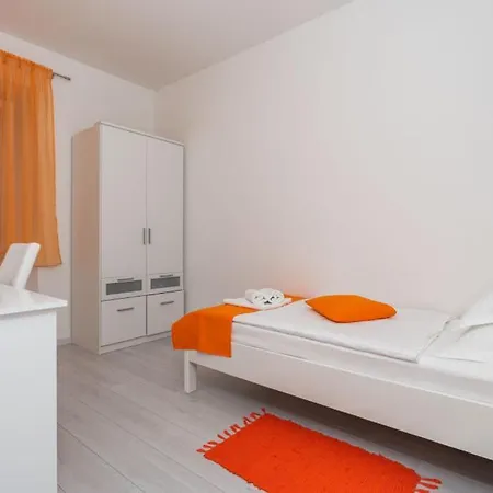 Cypress Paradise By Guide * Zastolje